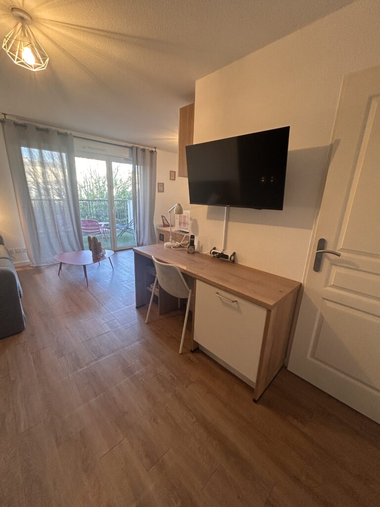 Bureau et télévision écran plat