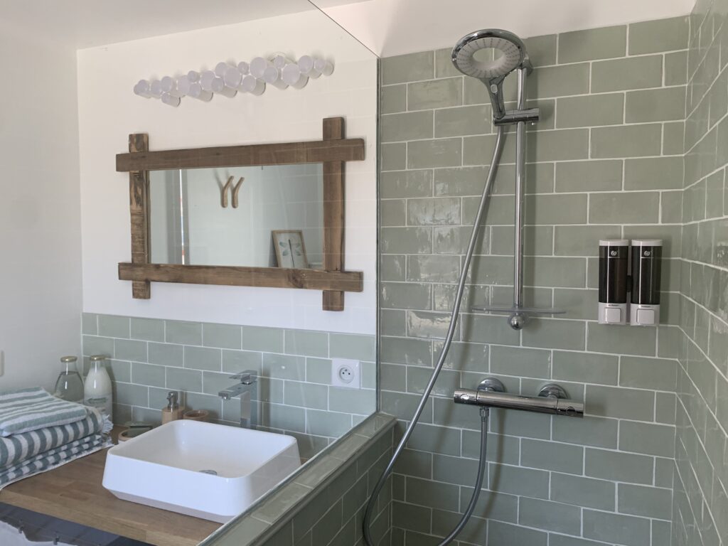 Douche à l'italienne et distributeur de savon