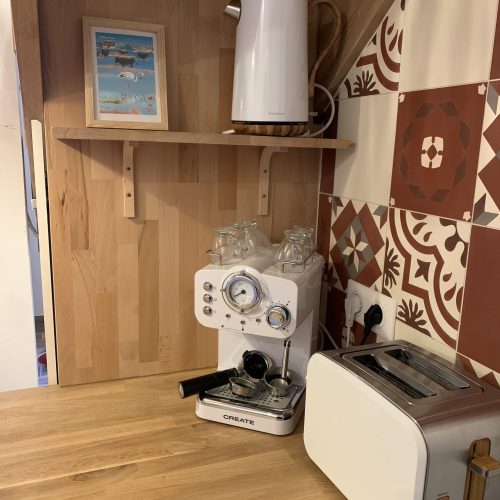 Coin petit déjeuner (bouilloire, grille-pain, machine à café)