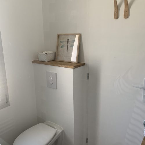 WC suspendus dans la salle de bain