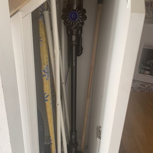 Placard technique (aspirateur Dyson, balais, planche à repasser)